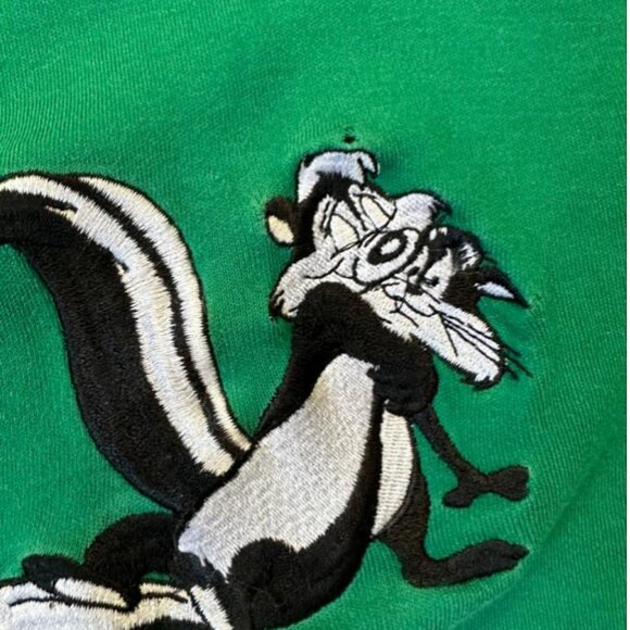 Soft and thin vintage cotton turtleneck featuring embroidered Pepe Le Pew - Picture 3 of 7